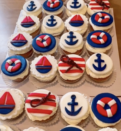 Cup cakes con motivos naúticos rojos y azules
