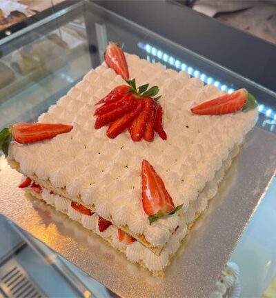 Tarta de nata y fresas