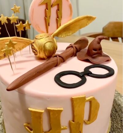 Tarta por encargo con diferentes elementos comestibles de harry potter