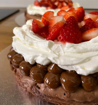 Imagen de tarta de chocolate nata y fresas