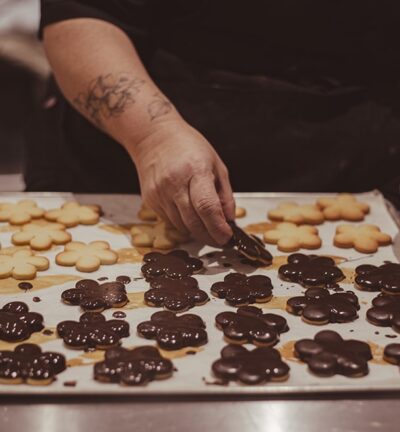 Elaborando pastas de chocolate