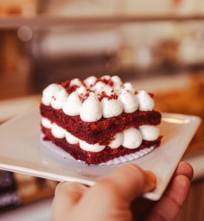 Bizcocho velvet con nata