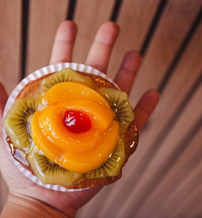Pastel de frutas, kiwi y melocotón