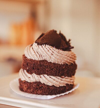 Pastelito de chocolate y mousse de avellana