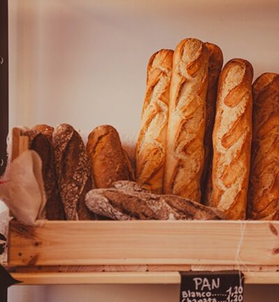 Pasteles tartas y pastas en Santander. panes del día en el mostrador