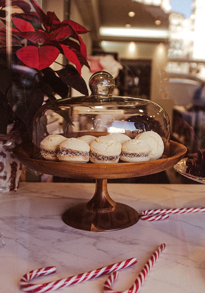 Pastelería en Santander Alfajores en un vitrina de cristal