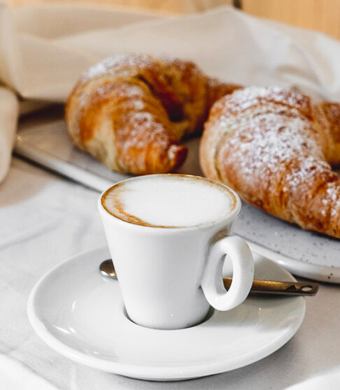 Pastelería en Santander cafe con cruasan