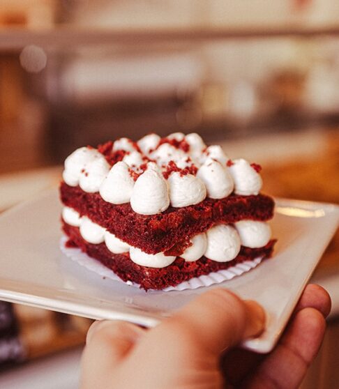 Pastelería en Santander Red velvet tarta con merengue